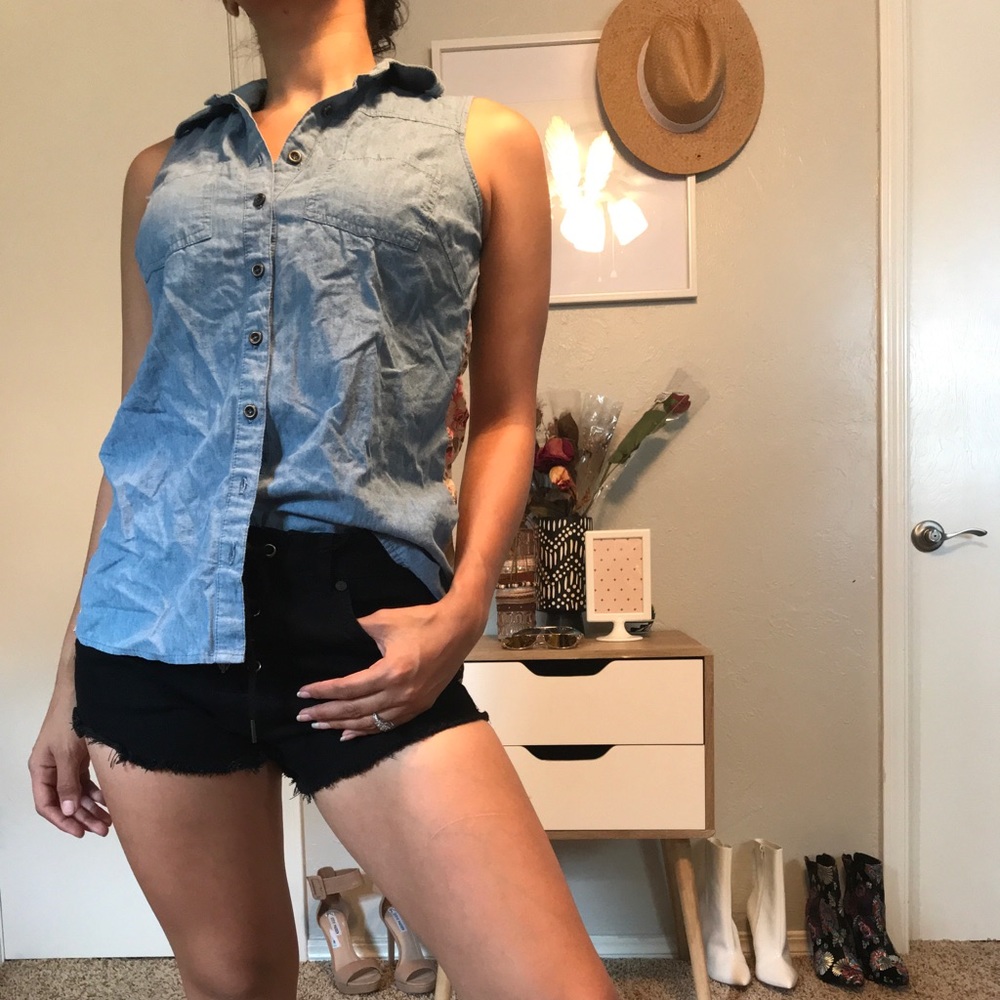 Sleeveless button down top